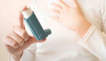 Woman holding an inhaler with her right hand