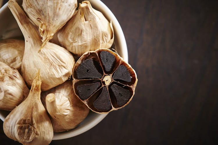 What Are the Pros and Cons of Eating Raw Garlic?