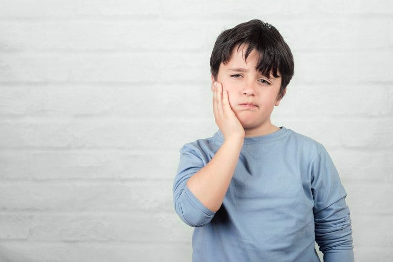 Toothache in kids min scaled
